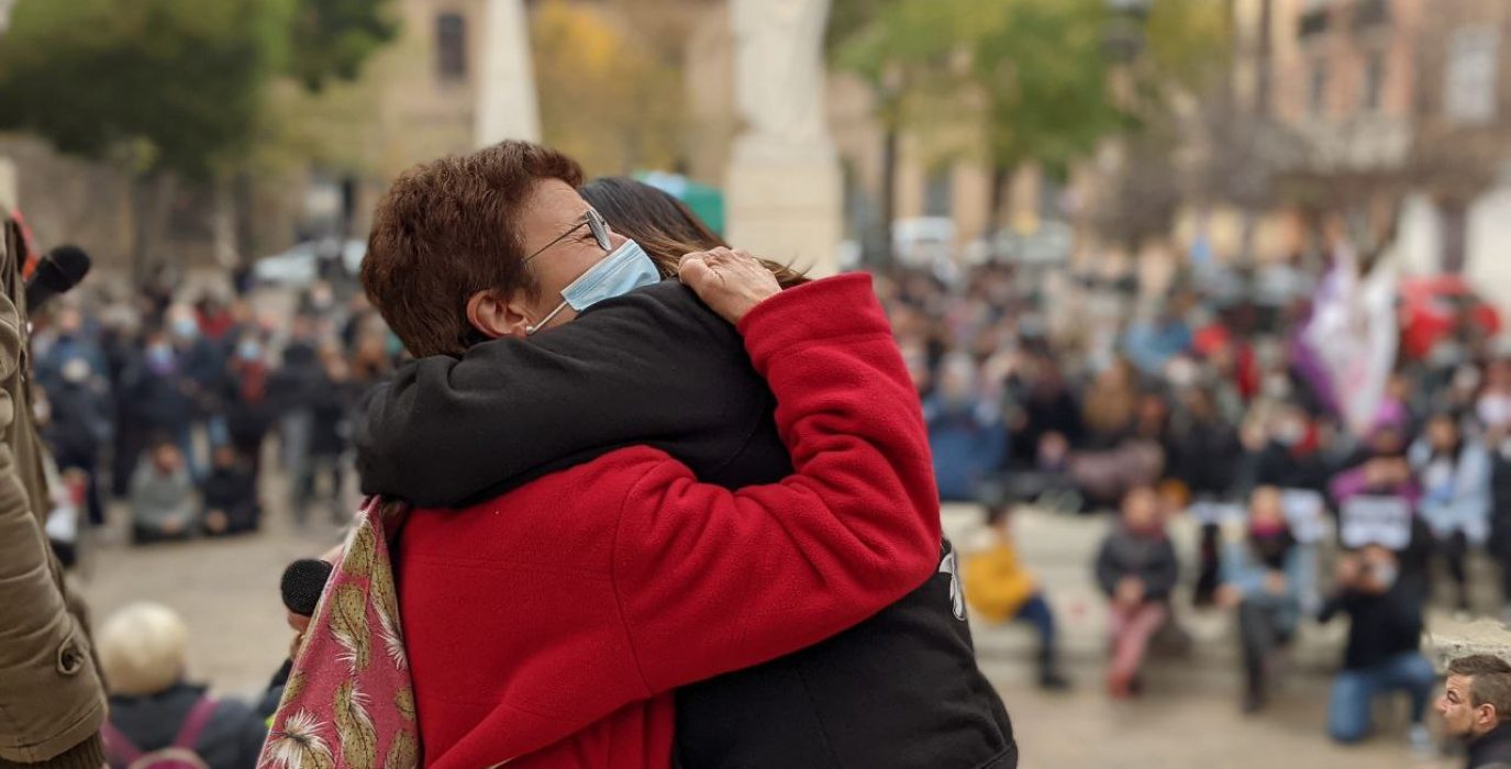 Una de las abuelas de Los seis de Zaragoza se funde en un abrazo durante la manifestación del pasado 20N. Foto: Rocío Durán (AraInfo)