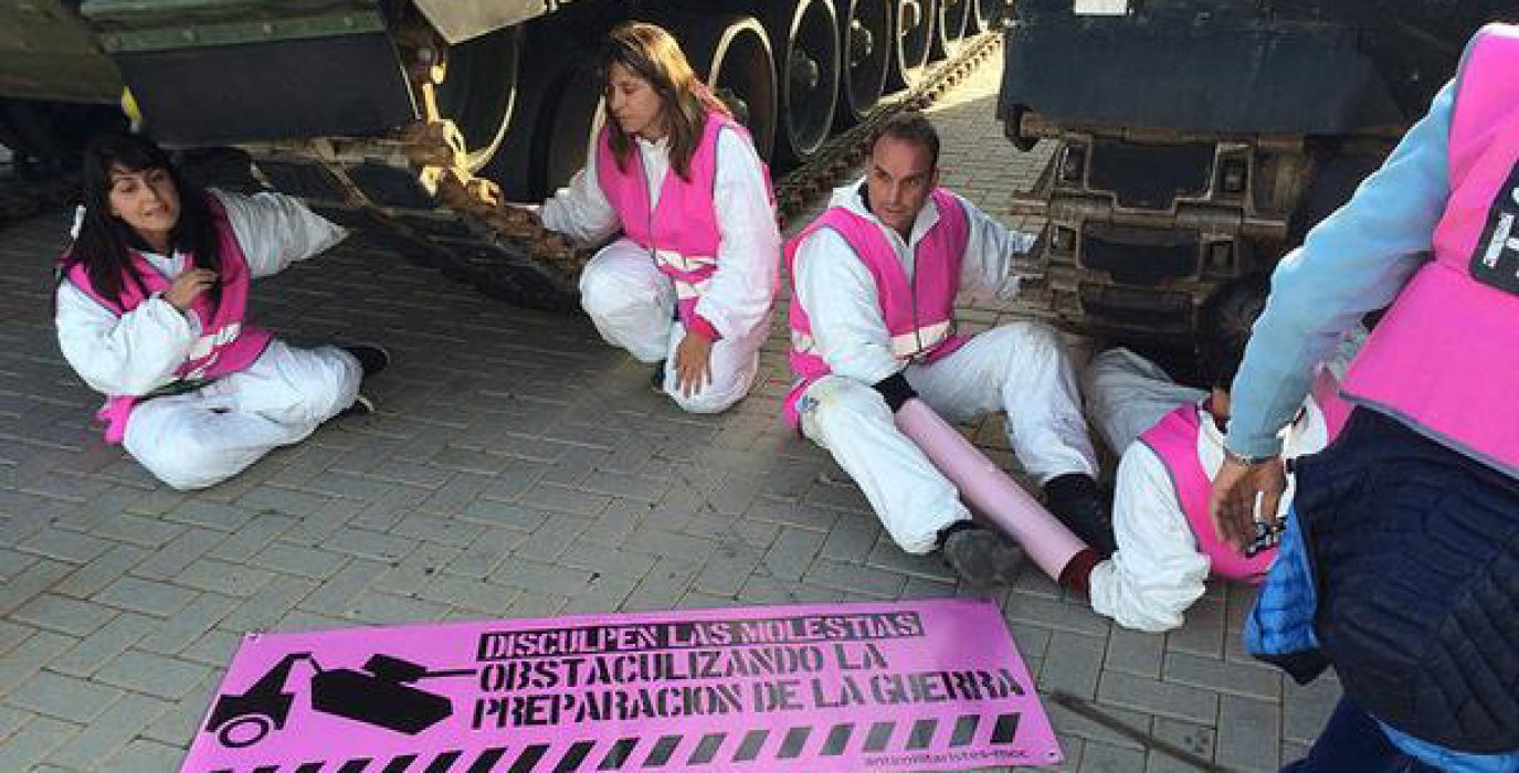 Activistas bloquean dos carros de combate en el puerto de Sagunt. Foto: @mocvalencia