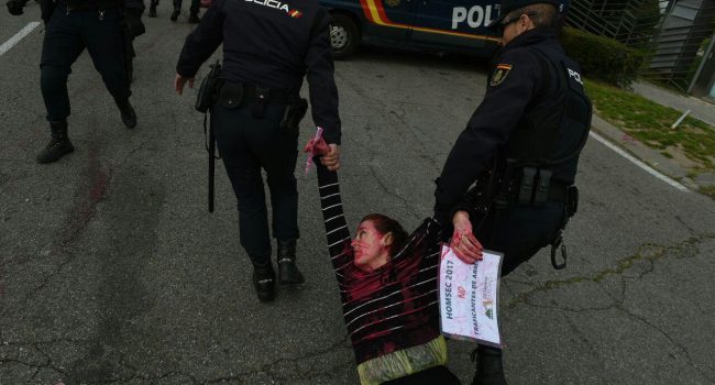 Acción antimilitarista. Foto: Álvaro Minguito (El Salto)