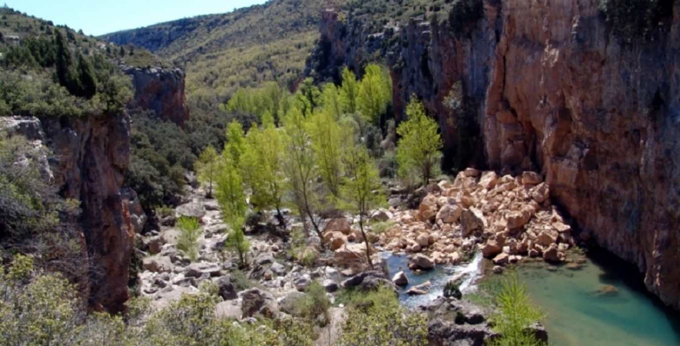 La acequia parte de los Estrechos del Diablo y que discurre por las complicadas hoces del Mijares | Foto: SIPCA Gobierno de Aragón