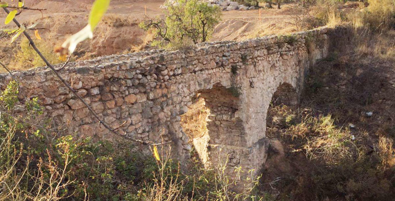 Uno de los acueductos afectados por las obras de Mularroya.