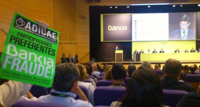 Intervención de preferentistas -forzados a canjear sus participaciones por acciones de Bankia- en la junta general de 2013. Foto: Adicae