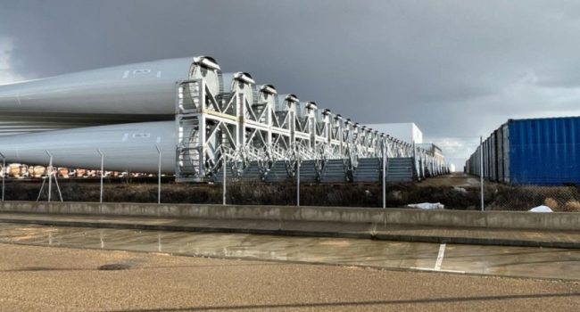 Aerogeneradores del Clúster del Maestrazgo almacenados en el aeropuerto de Caudé | Foto: Paisajes Teruel