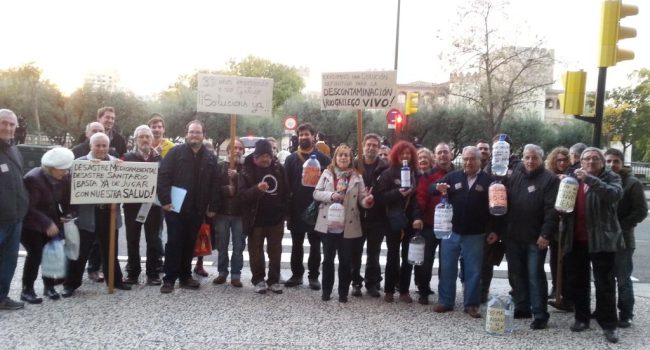 Personas afectadas por el lindano esperan a la Ministra. Foto: Coagret