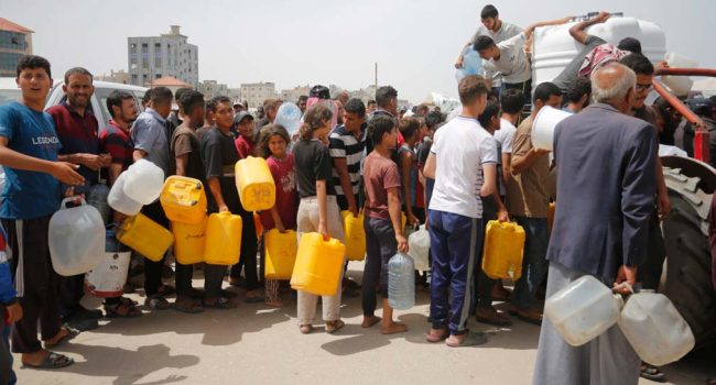 Habitantes de Gaza hacen cola para obtener agua. | Foto: unrwa.es