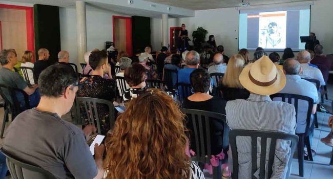 Público en el centro cultural de L'Aínsa durante la jornada del 30 de septiembre