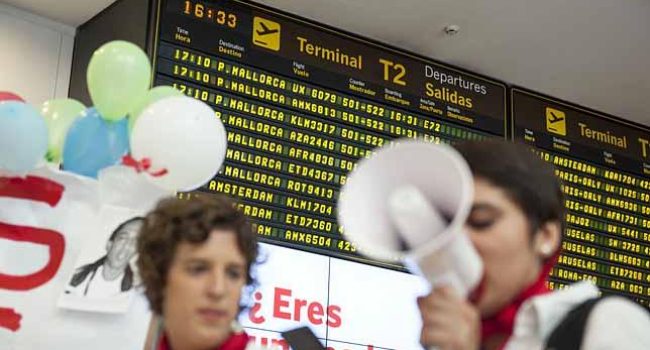 La colaboración de Air Europa en los vuelos de deportación ha sido denunciada en la última jornada contra los Centros de Internamiento de Extranjeros. La compañía se lleva 12 millones de euros anuales por deportar a personas sin permiso de residencia. Foto: Álvaro Minguito