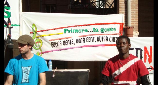 Alassan Ka, a la derecha durante una charla en Zaragoza. Foto: Red de Apoyo Sin Papeles