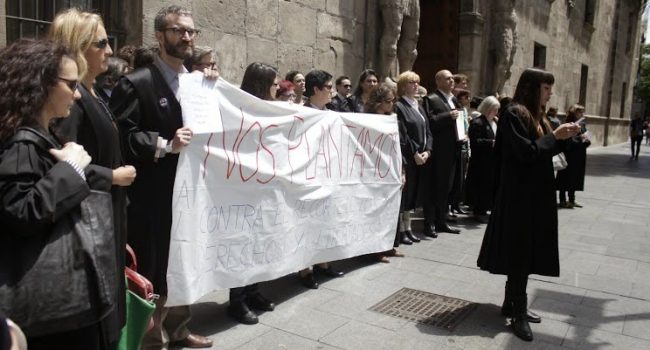 ALAZ durante una concentración en la Audiencia de Zaragoza.