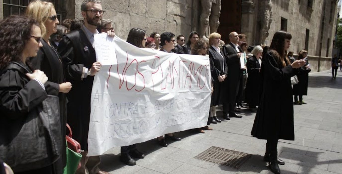 ALAZ durante una concentración en la Audiencia de Zaragoza.