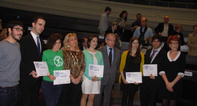 Alba Pedro, con camiseta de la marea verde, junto a la consejera Dolores Serrat. Foto: Mambrú