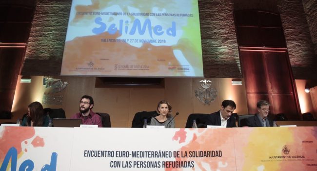 Pedro Santisteve a la derecha de la mesa.