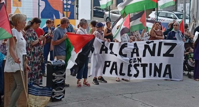 Una cacerolada en la localidad este mes de agosto. | Foto: Alcañiz con Palestina