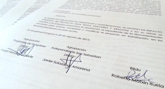 Firma de los portavoces de los tres grupos municipales. Foto: AISS