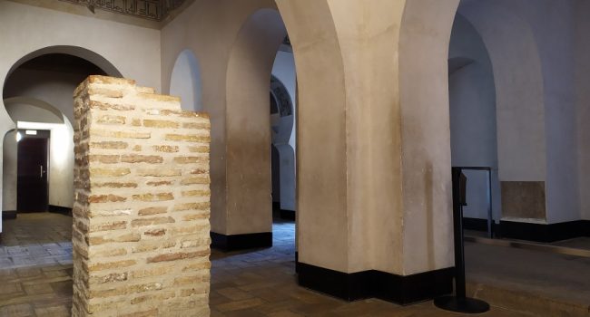 Foto: Rocío Durán -AraInfo- | Muro -en el Palacio de La Aljafería, Zaragoza- que soportó el dolor de las mujeres gitanas que a él amarraron en la Gran Redada.