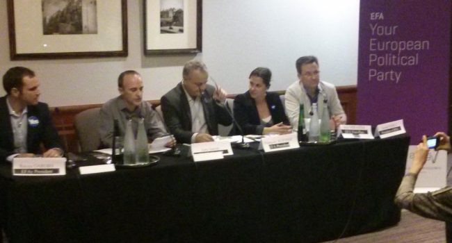 Josu Juaristi, de Bildu, leé la declaración por el derechos a decidir. Foto: Chorche Romance