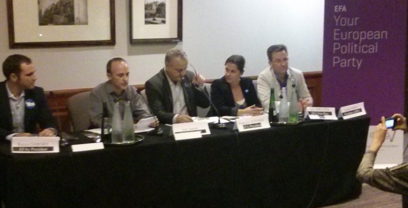 Josu Juaristi, de Bildu, leé la declaración por el derechos a decidir. Foto: Chorche Romance