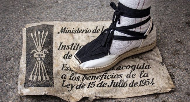 Alpargata aragonesa pisando una placa franquista en Zaragoza | Imagen generada con IA