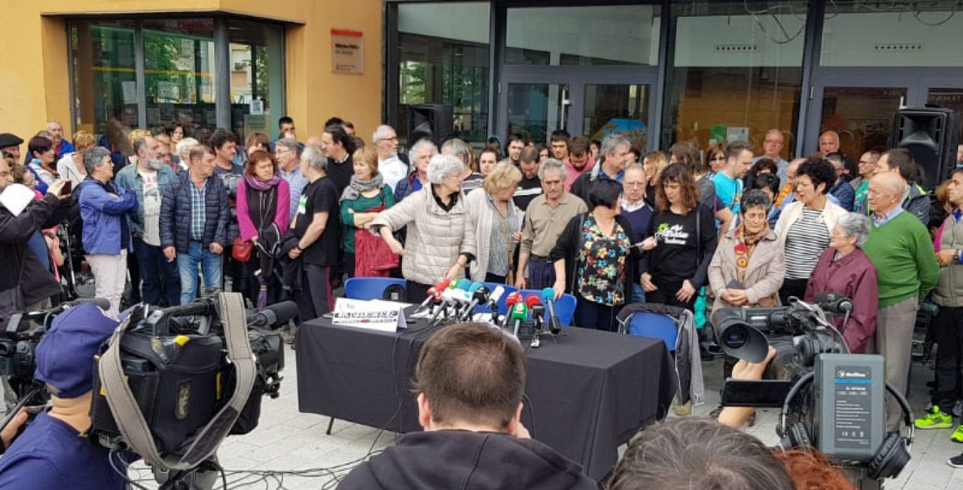 Imagen de la rueda de prensa ofrecida por Altsasu Gurasoak y Entzun Altsasu este martes.