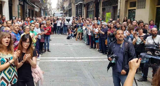 Caluroso recibimiento a las madres y padres de los jóvenes de Altsasu en las puertas de Katakrac. Foto: @Altsasugurasoak