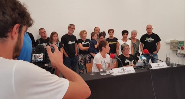 Rueda de prensa de las y los familiares de los jóvenes de Altsasu celebrada este sábado en Iruñea. Foto: Naiz