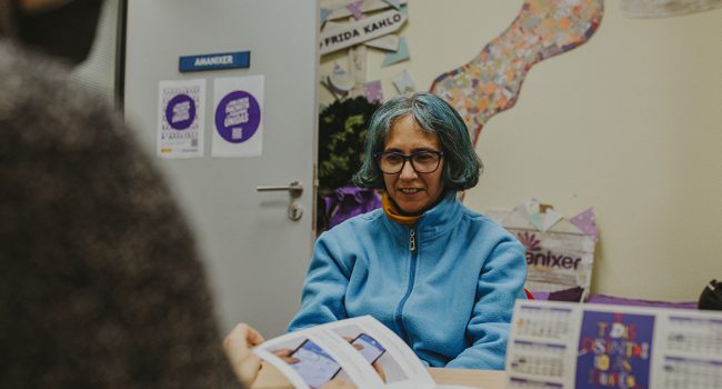 Una mujer ilustra una noticia sobre mujeres con discapacidad