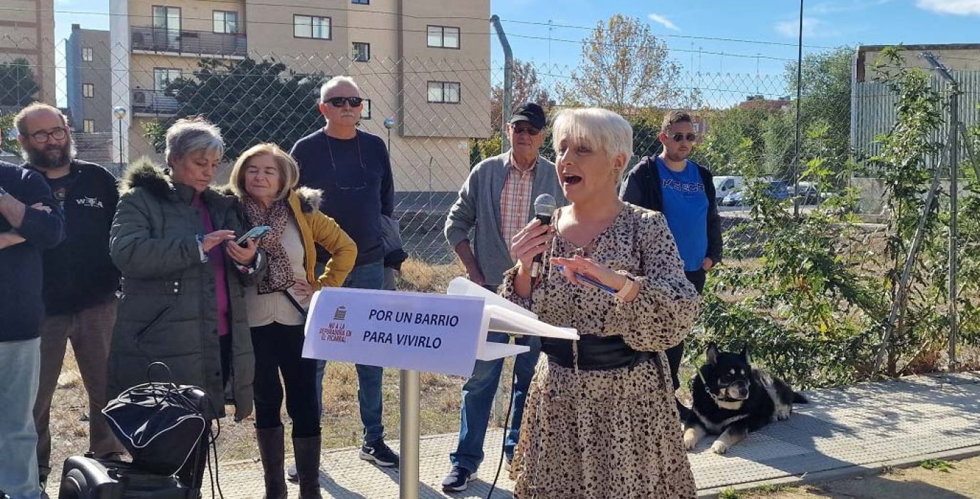 Ana Lasierra, portavoz de la plataforma vecinal, en una imagen de archivo de una concentración en noviembre de 2023.
