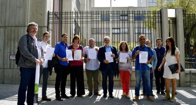 Momento de la presentación de los documentos en el Ministerio de Industria, Energía y Turismo. Foto: Podemos.