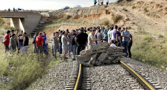 Acceso a la central de Andorra cortado con bloques de hormigón