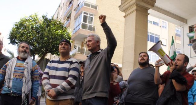Bódalo arropado por su compañeros del SAT, Sánchez Gordillo y Diego Cañamero. Foto: @participasvq