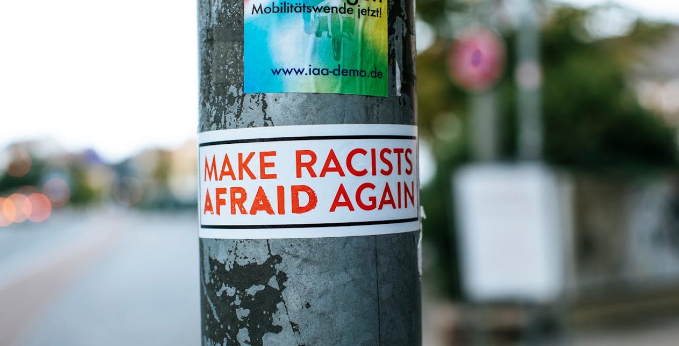 Pegallo con mensaje antirracista en una farola | Foto: Markus Spiske / Pexels