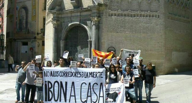 Un grupo de personas mostró hace unas semanas en Zaragoza su preocupación por la salud del preso Ibón Iparragirre.
