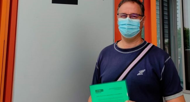 Su secretario general, Miguel Herraiz Medel, entregando el escrito.