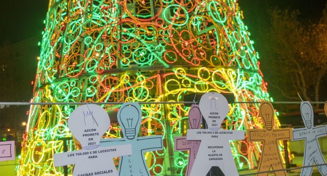 arbol navidad zaragoza protesta despilfarro 1