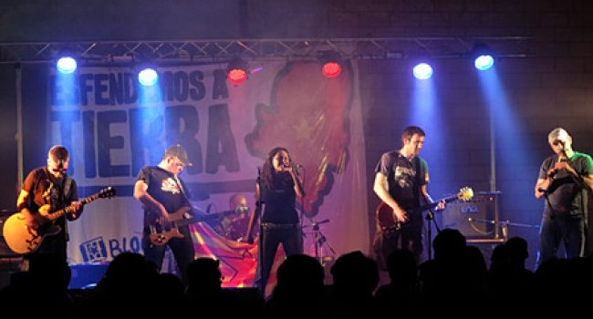 Una de las actuaciones en Artieda 2009. Foto: Purna