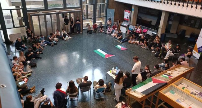 Asamblea de la acampada solidaria con el pueblo palestino en la Universidad de València. | Foto: @acampadauv