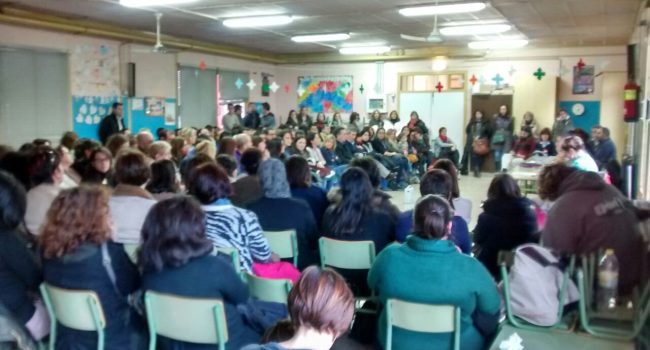 150 personas participaron en la asamblea celebrada en el CEIP Cándido Domingo.