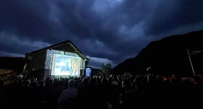 Una bonita instantánea de la proyección al aire libre de perfect days. | Foto: Muestra de Cine de Ascaso