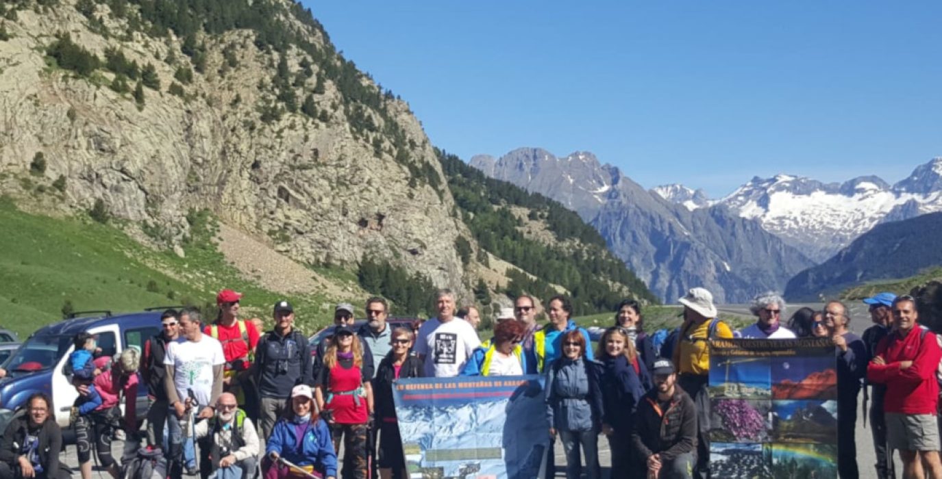 Asistentes al encuentro organizado por la Plataforma en Defensa de las Montañas de Aragón.