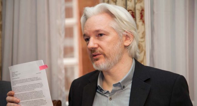 Julian Assange en una comparecencia en la Embajada de Ecuador, Londres. | Foto: 
Cancillería del Ecuador