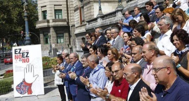 Representantes institucionales rechazaron este miércoles las agresiones machistas en Bilbao (Pablo Viñas)
