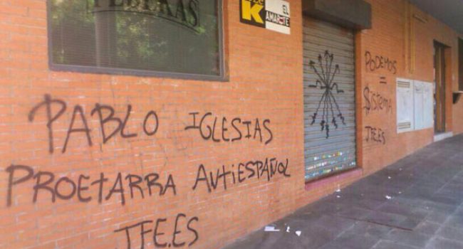 La pintadas firmadas por profieren insultos contra Pablo Iglesias.