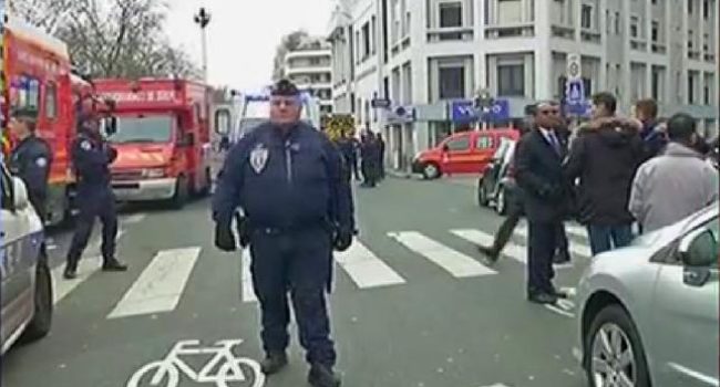 Policía en el lugar del atentado contra el semanario Charlie Hebdo.