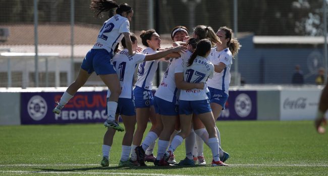 Las jugadoras del Zaragoza CFF celebran un gol