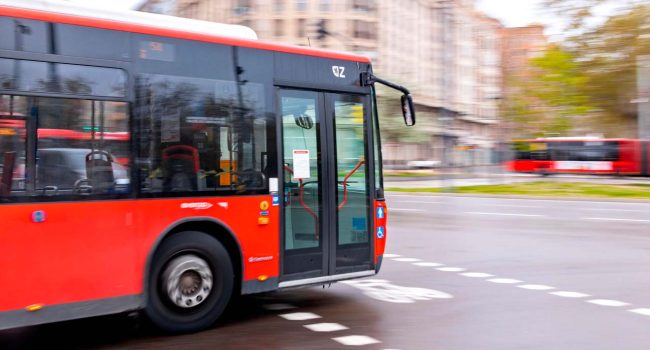 Un autobús urbano de Zaragoza. | Foto: AZ