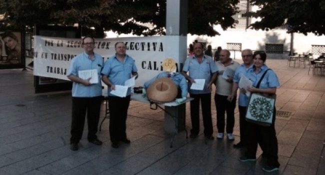 Trabajadores de AUZSA en la mesa instalada el martes en la plaza España de Zaragoza.