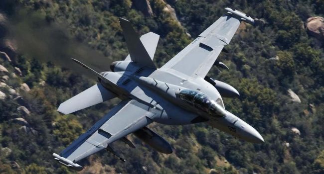 Un avión militar. | Foto: Guy Seela, Pexels