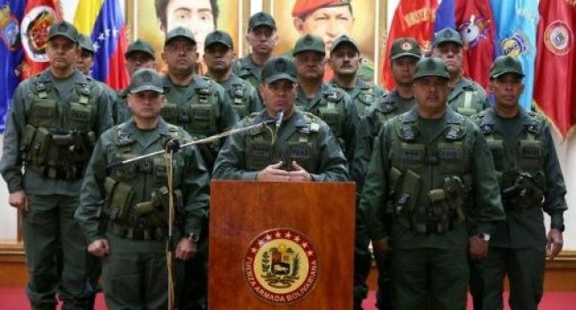 Vladimir Padrino, ministro de Defensa de Venezuela, arropado por el Estado Mayor de la FANB. Foto: AVN