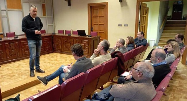 Instante de la reunión con la corporación de Chaca. | Foto: Plataforma en defensa del paisaje y la vida en el Pirineo