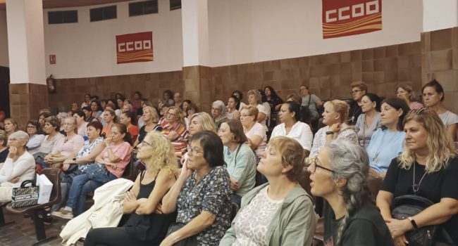 Trabajadoras de ayuda a domicilio en el encuentro mantenido en la sede de CCOO Aragón | Foto: CCOO